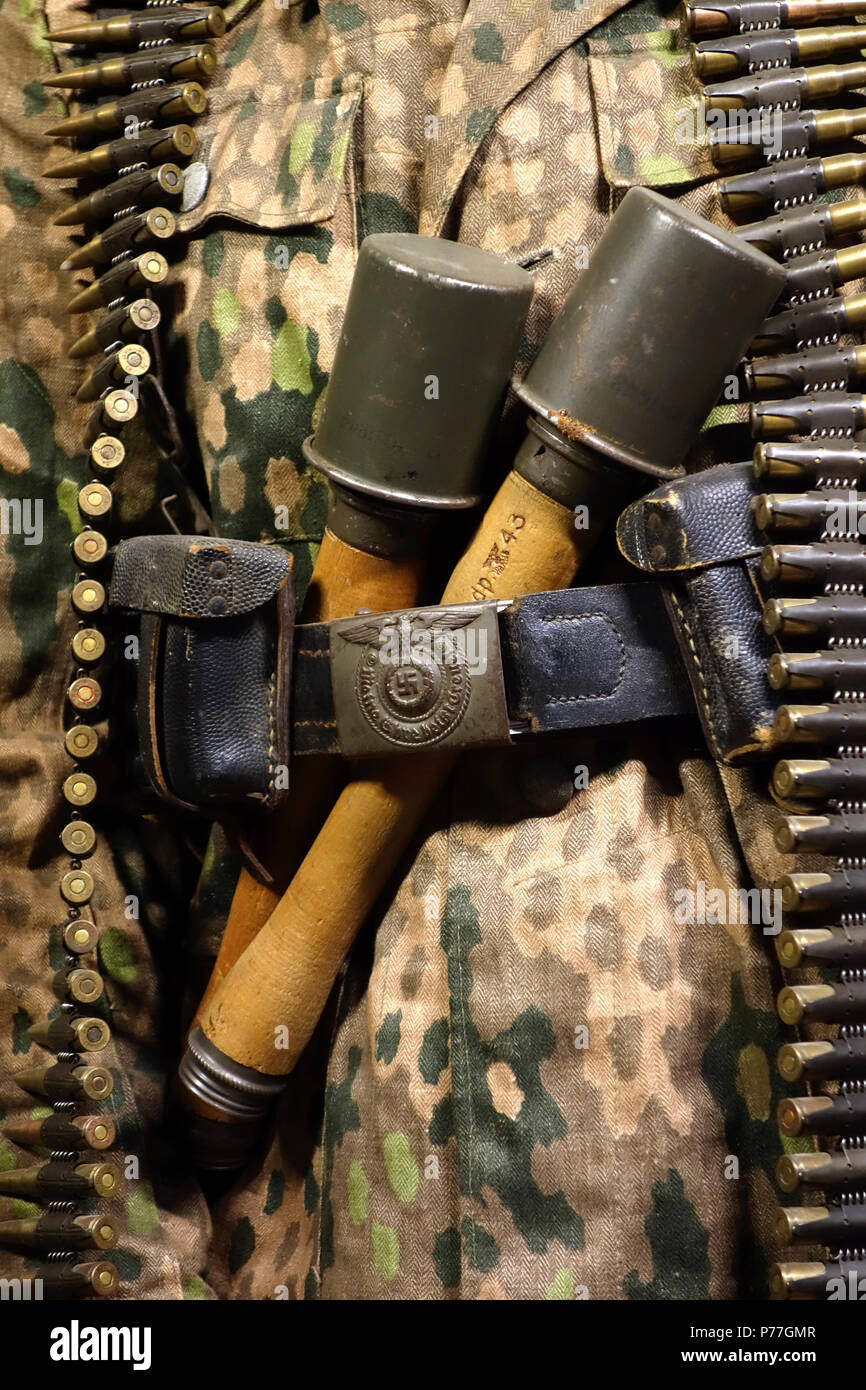 Close up de deux WW2 stielhandgranaten remplié sous des pantalons de courroie SS allemand soldier ceinture de balles de mitrailleuse Banque D'Images