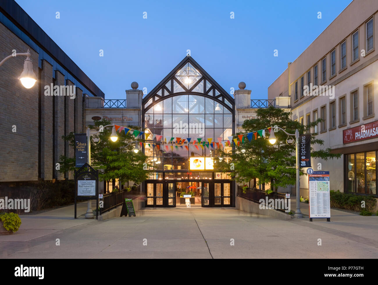 Le Old Quebec Street Mall au crépuscule au centre-ville de Guelph, Ontario, Canada. Banque D'Images