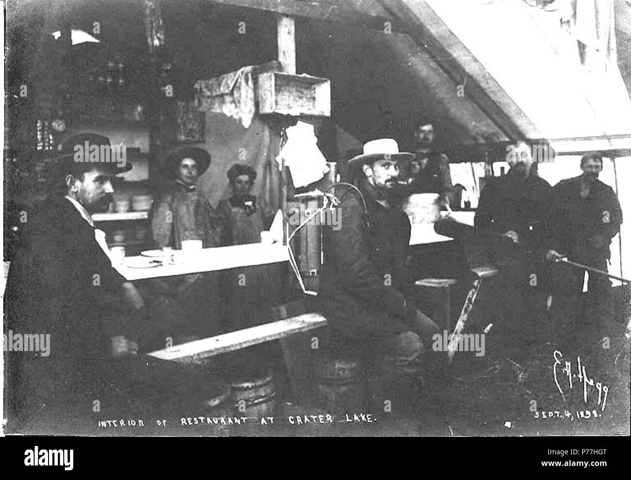 . Anglais : Intérieur de restaurant, Crater Lake, Colombie-Britannique, le 4 septembre 1898. Anglais : Montre les hommes assis à table à l'intérieur tente permanente la structure . Légende le droit : 'Intérieur de restaurant dans le lac du cratère. Le 4 septembre 1898' L'or du Klondike. Sujets (LCTGM) : Restaurants--Colombie-Britannique Sujets (LCSH) : Piste sentiers ;--Colombie-Britannique . 18986 Intérieur de restaurant, Crater Lake, Colombie-Britannique, le 4 septembre 1898 (HEGG 290) Banque D'Images