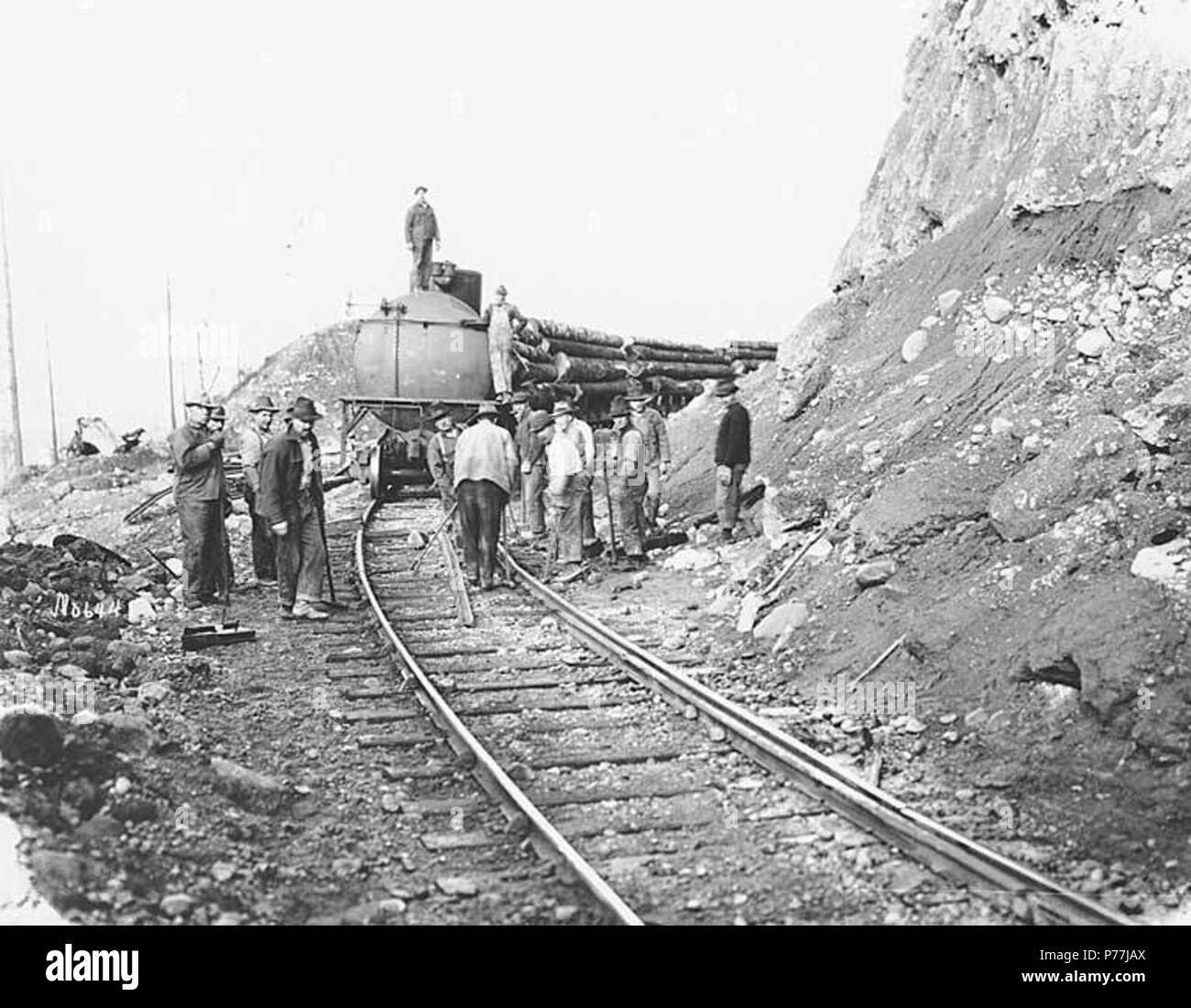 . Anglais : la réparation des chemins de fer de l'équipage et train de bois, Saint Paul et Tacoma Lumber Company, 1922 . Anglais : Légende sur l'image : No 644 PH Coll 516,3460 Le 4 juin 1888, le Saint Paul & Tacoma Co. intègre. Les fondateurs sont le bois et les magnats de l'immobilier qui arrivent dans la journée en train de Minnesota et Wisconsin. Le jour suivant l'événement Tacoma manchettes crier : 'Le monstre Milling Company de Tacoma organisé." L'entreprise, connue localement sous le nom de la saint Paul, ce qui incite l'historien Murray Morgan appelle le plus grand boom dans l'histoire de Tacoma. Avant que l'entreprise a été constituée ces entrepreneurs avaient p Banque D'Images