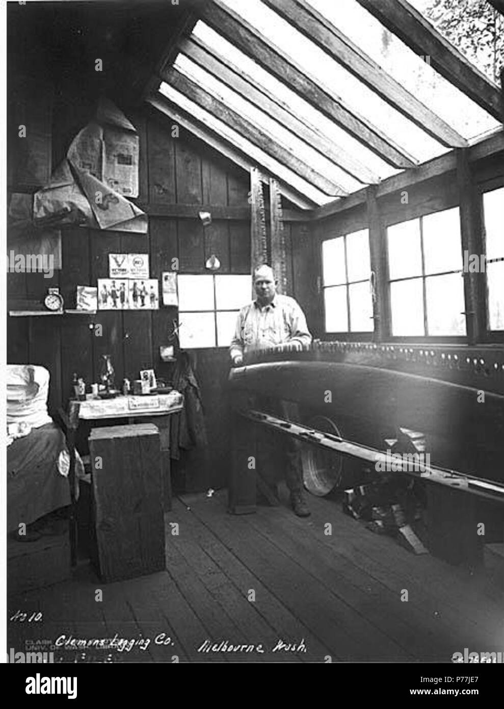 . Anglais : vu filer en atelier, Clemons Logging Company, ca. 1921 . Anglais : Légende sur l'image : Clemons Logging Co., Melbourne, dans l'état no 10. CK75DYL PH Coll 516,478 Clemons, l'entreprise a été organisée en 1903. Charles H Clemons a été le premier président. La compagnie avait un camp de bûcherons dans la région de Melbourne. En 1919, la société a été consolidée avec la Melbourne et North River Railroad Company, un huit mille logging railroad s'étendant de Melbourne à Montesano. En 1919, la société a été réorganisée comme la Clemons Logging Company, une filiale en propriété exclusive de la société Weyerhaeuser Timber Company Banque D'Images