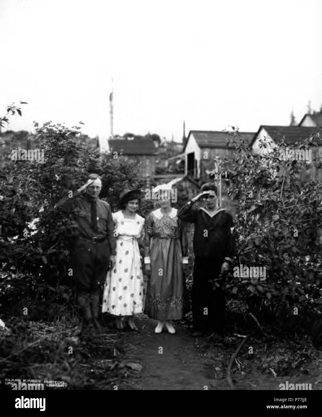 . Anglais : soldat et marin avec deux femmes, Warren Epicéa Company, ca. 1918 . Anglais : PH Coll 516,4645 durant la Première Guerre mondiale, le gouvernement des États-Unis a créé la Division de la production de l'épinette dans le nord-ouest du Pacifique afin d'obtenir rapidement l'accès aux arbres de l'épinette d'être utilisées dans la construction des avions. La Division de la production de l'épinette a été créé en réaction à une pénurie en main-d'œuvre dans le nord-ouest en raison d'une grève en 1917 dirigé par l'International Workers of the World. Le Lieutenant-colonel Brice P. disque a été chargé de l'effort, qui a utilisé aussi bien civil et les fournisseurs de main-d'œuvre pour produire Banque D'Images