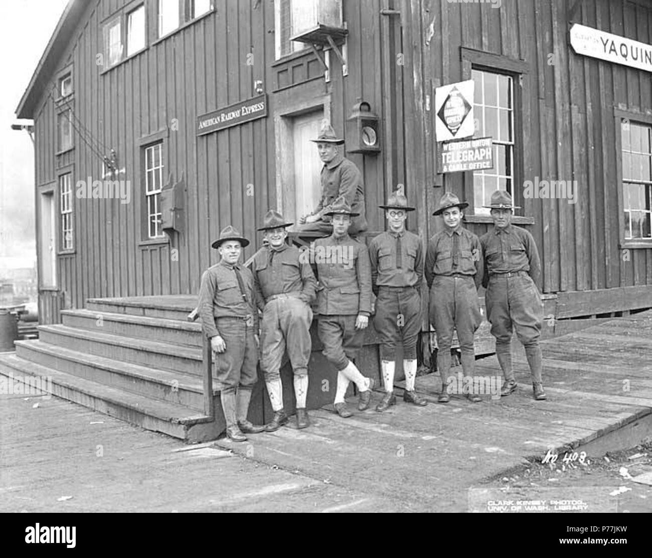 . Anglais : Division de l'American Railway Express soldats à l'extérieur de bâtiment, Yaquina Bay, ca. 1918 . Anglais : Légende sur l'image : n° 403 PH Coll 516,4628 Sujets (LCTGM) : Les soldats--Oregon ; stations de chemin de fer--Oregon ; trottoirs de bois--Oregon ; United States. De l'armée. La Division de l'épinette--People--sujets de l'Oregon (LCSH) :--Oregon . vers 1918 12 soldats de la Division de l'American Railway Express à l'extérieur, bâtiment Yaquina Bay, ca 1918 (KINSEY 778) Banque D'Images