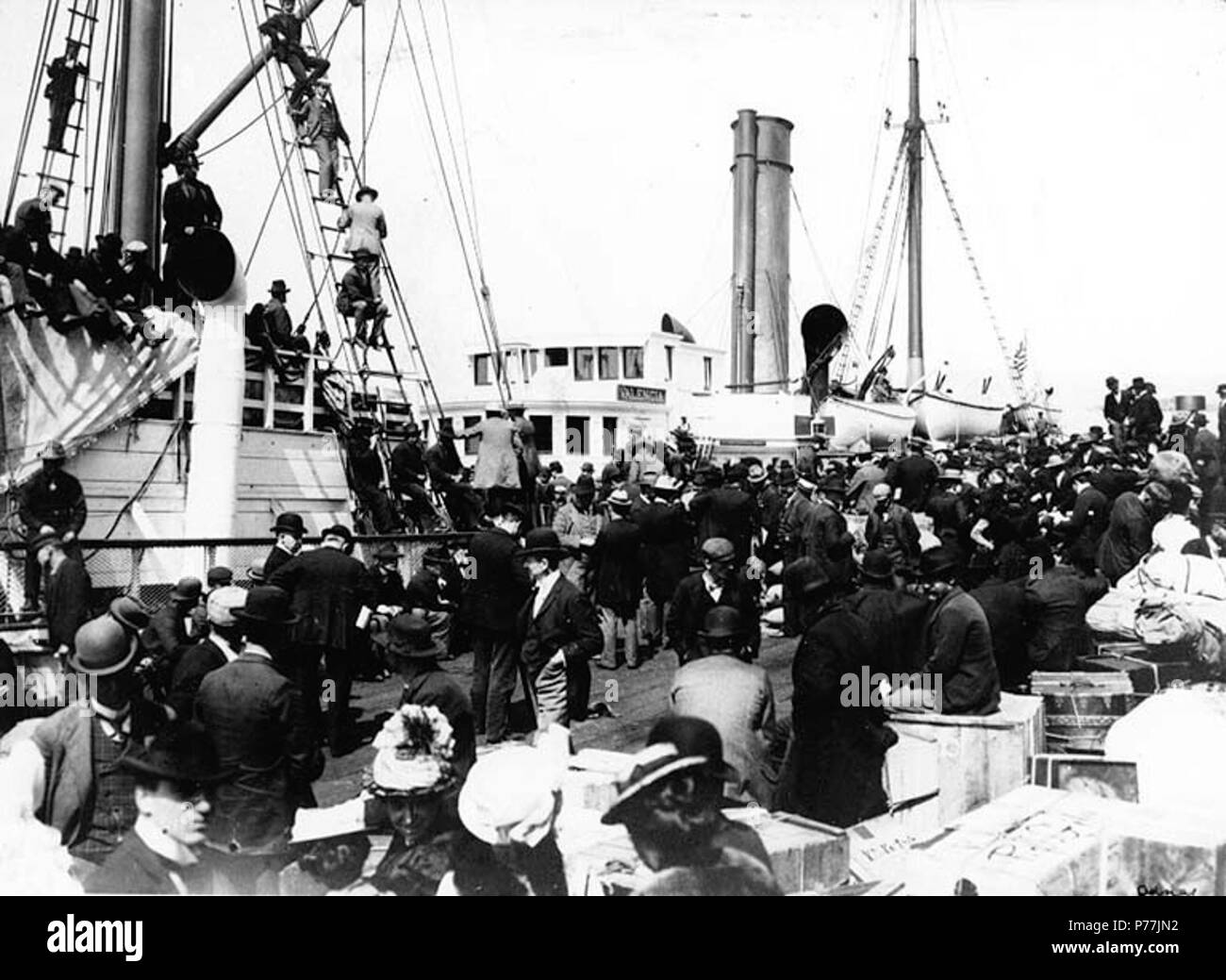 . Anglais : Steamboat VALENCIA à quai, peut-être à Nome, Alaska, ca. 1900. Anglais : Montre les hommes et les femmes avec des tas de des marchandises et bagages sur dock. Image d'origine dans Hegg Album 17, page 28. Sujets (LCTGM) : Bateaux à vapeur--Alaska--Nome ; voyage--Alaska--Nome Sujets (LCSH) : Valence (vapeur) . vers 1900 12 VALENCE Steamboat à quai, peut-être à Nome, en Alaska, vers 1900 (HEGG 564) Banque D'Images