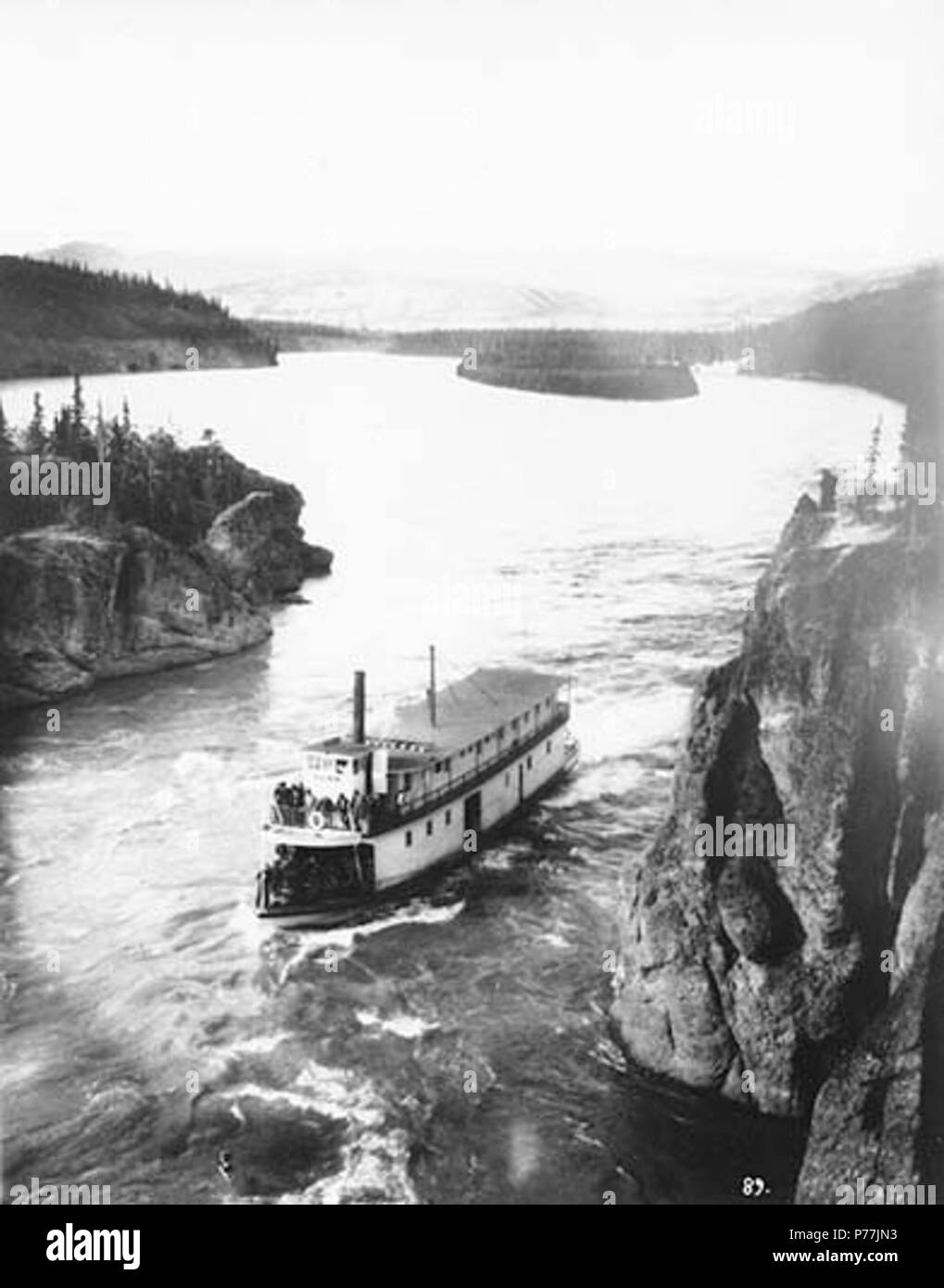 . Anglais : Steamboat ORA Navigation dans des rapides Five Finger sur le fleuve Yukon, Territoire du Yukon, ca. 1898. Anglais : Légende sur l'image : 'Ora' la queue des rapides Five Finger' image d'origine dans l'album 21 Hegg, page 40. Sujets (LCTGM) : Bateaux à vapeur--Yukon ; Rapids--Yukon ; des rivières--Yukon Sujets (LCSH) : Ora (vapeur) ; des rapides Five Finger (Yukon) ; Yukon River (Yukon et l'Alaska) . vers 1898 12 Steamboat ORA Navigation dans des rapides Five Finger sur le fleuve Yukon, Territoire du Yukon, ca 1898 (HEGG 277) Banque D'Images