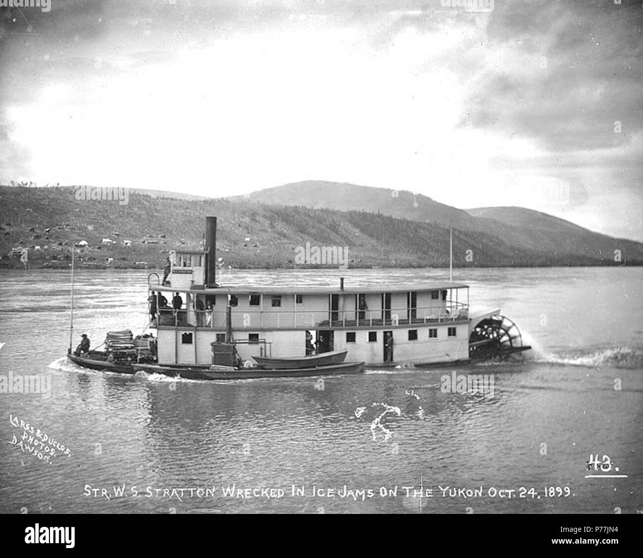 . Anglais : Steamboat W.S. STRATTON naufrage dans les embâcles sur la rivière Yukon, le 24 octobre 1899. Anglais : Légende sur l'image : 'Str. W.S. Stratton naufrage dans les embâcles sur le Yukon le 24 octobre 1899' photographie originale par Eric A. Hegg 2304 ; copié par Larss et Duclos Sujets (LCTGM) : roues arrière--Yukon ; des rivières--Yukon ; accidents maritimes--Yukon ; glace--Yukon Sujets (LCSH) : W.S. Stratton (Stern wheeler) ; Yukon River (Yukon et l'Alaska) . 1899 12 WS Steamboat STRATTON naufrage dans les embâcles sur la rivière Yukon, 24 octobre 1899 (96) HEGG Banque D'Images