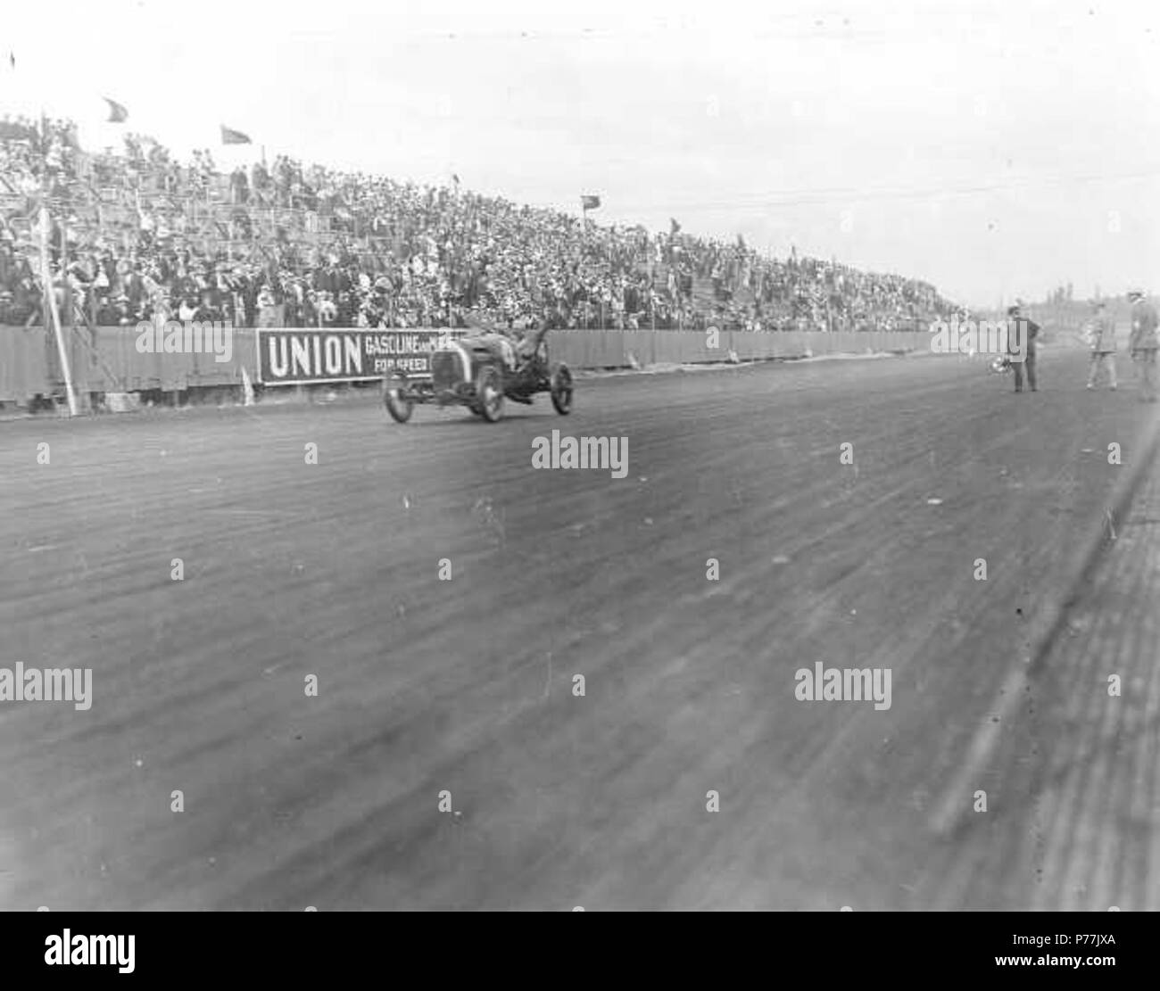 Anglais : l'équipe de course Mercer avait un très bon voyage à la Tacoma Speedway en juillet 1915 en tant que jeunes Grover Ruckstell a remporté le grand-Montamarathon 250 milles sur la 4ème avec Eddie Pullen en troisième place et M. Pullen victorieux dans les 200 milles de course Potlatch Doré le jour suivant. M. Pullen est illustré en agitant son bras à la foule ravie qu'il a empêché le 3295/95 1913, Earl Cooper dans sa Stutz, de récupérer le titre. M. Pullen gagner du temps de 2:21:14 payé au loin avec 1 500 $ et le trophée Golden Potlatch. 1915 a également vu la première apparition de pilote vétéran Barney Oldfi Banque D'Images