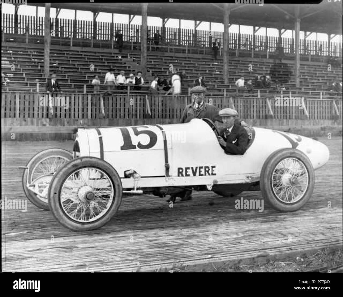 Anglais : Eddie Hearne posée dans sa voiture de course de Revere, # 15, sur la voie d'administration de la Tacoma Speedway avant la Tacoma Classic 5 juillet 1920. La nouvelle tribune, en remplacement de ceux qui ont été perdus dans un incendie d'avant-saison, peut être vu dans l'arrière-plan. Il viendrait en troisième dans la course suivante, gagnant Tommy Milton qui a terminé le parcours en un temps record 2:23:28 à la vitesse moyenne de 95 mi/h et la deuxième place Ralph Mulford. (TDL 7/31/1920, p. 3) Speedway 054 . circa 13 juillet 1920 Tacoma Speedway 1920 Eddie Haerne - 33547 Banque D'Images