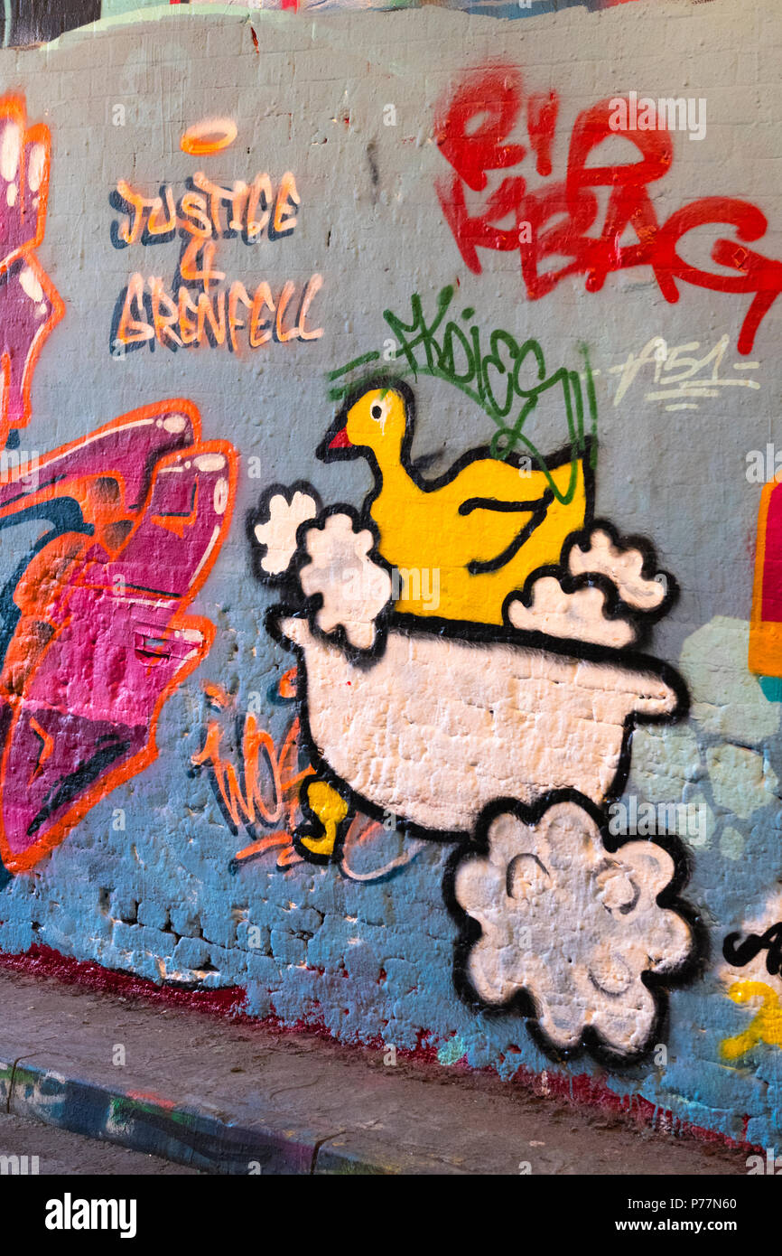 London Waterloo Leake Street graffiti yellow duck dans la baignoire mousseuse mousse 4 Justice RIP KBAG Grenfell Banque D'Images