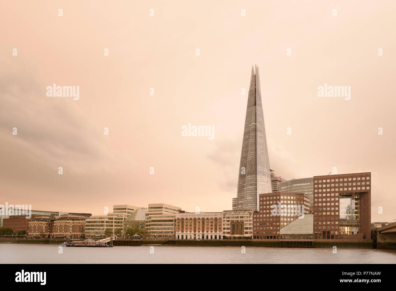 Ciel rouge au-dessus de Londres, Thames, après l'ouragan Ophelia vent Banque D'Images