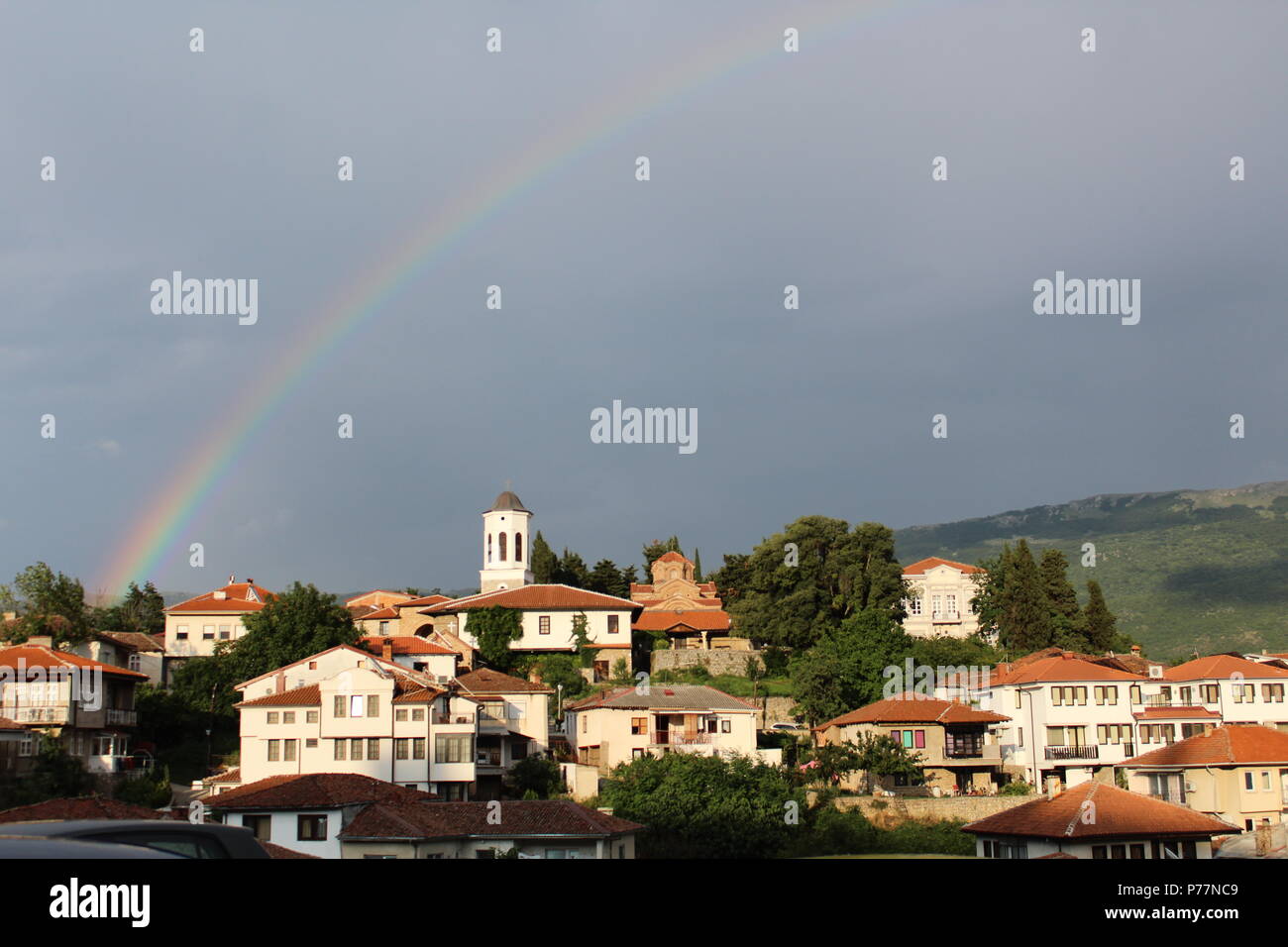 Arc-en-ciel sur une ville d'Ohrid, Macédoine (2018) Banque D'Images