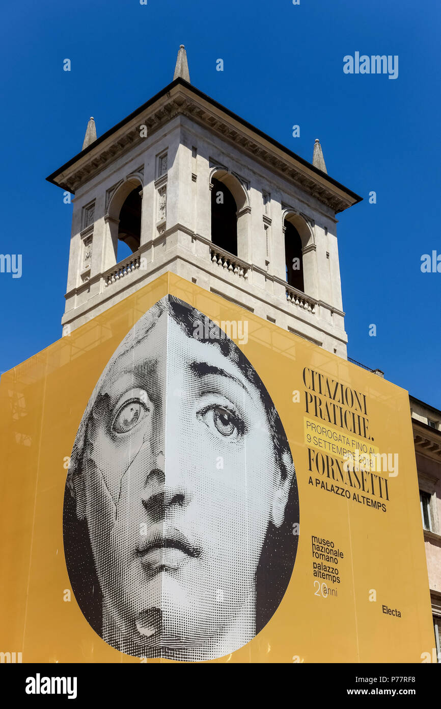 Pratique de Billboard, citations Fornasetti juxtaposition ironique exposition au Musée National Romain Palais Altemps. Rome, Italie, Europe. Copier l'espace. Banque D'Images