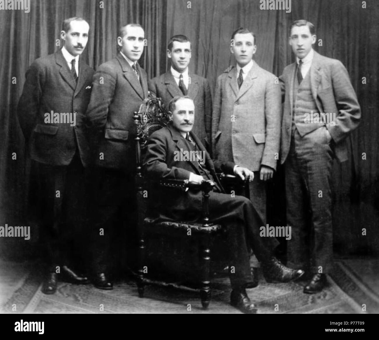 31 Eugenio Carré Aldao seus fillos de cos, un dereita esquerda Gonzalo