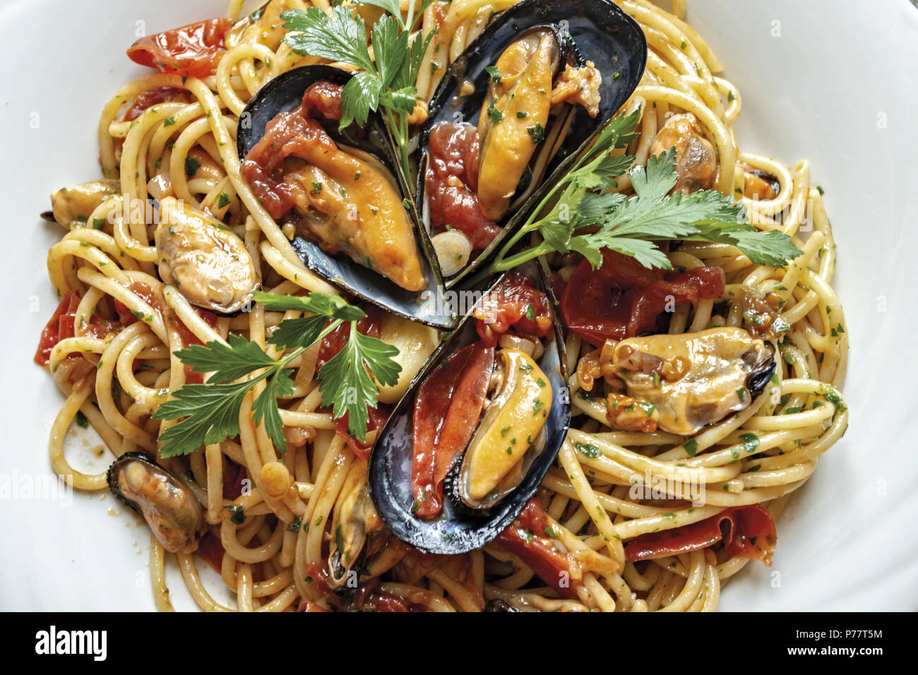 Les pâtes spaghetti aux moules la tomate et le persil Banque D'Images