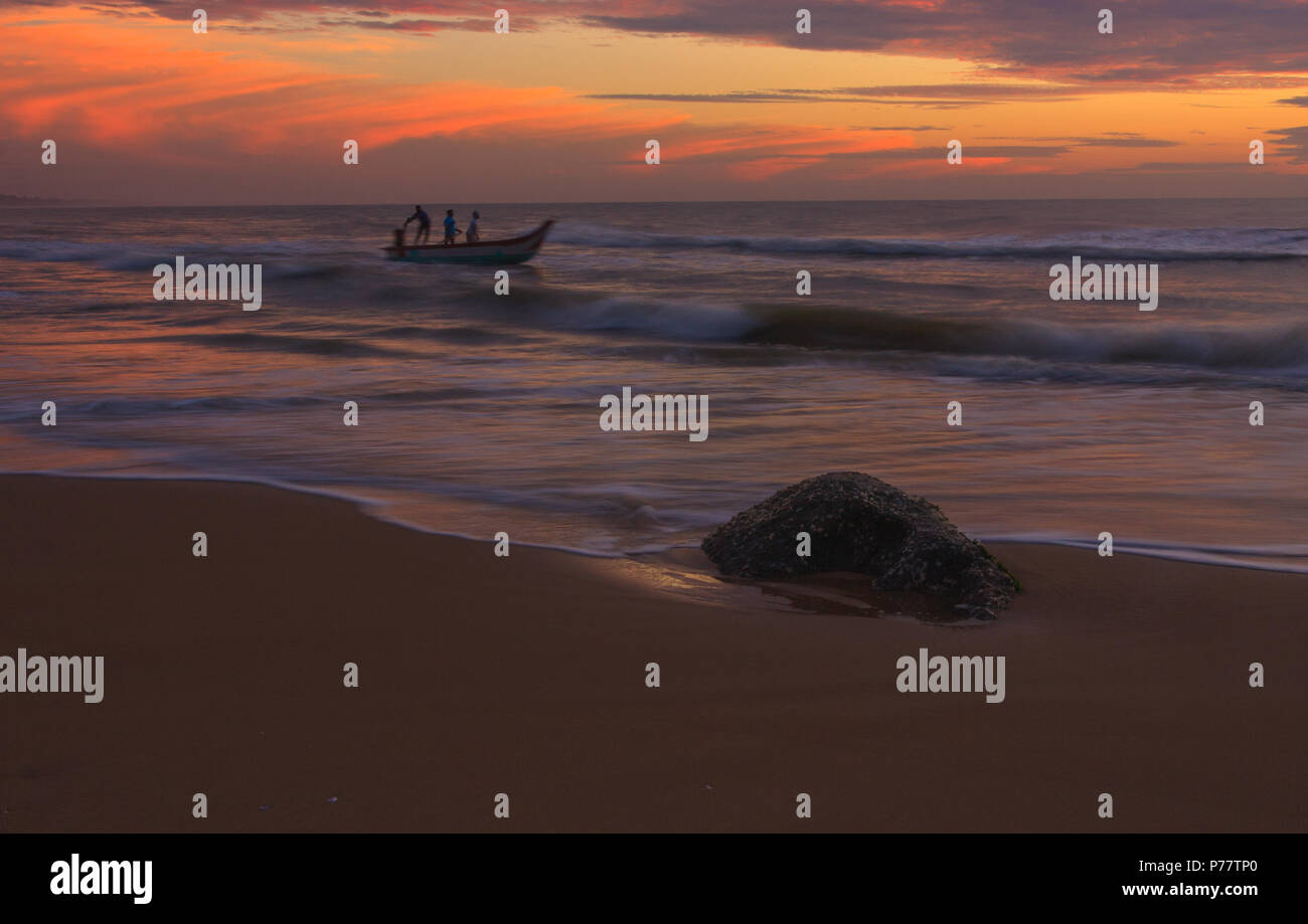 Les pêcheurs de la mer - plage de Mahabalipuram (Tamil Nadu, Inde) Banque D'Images