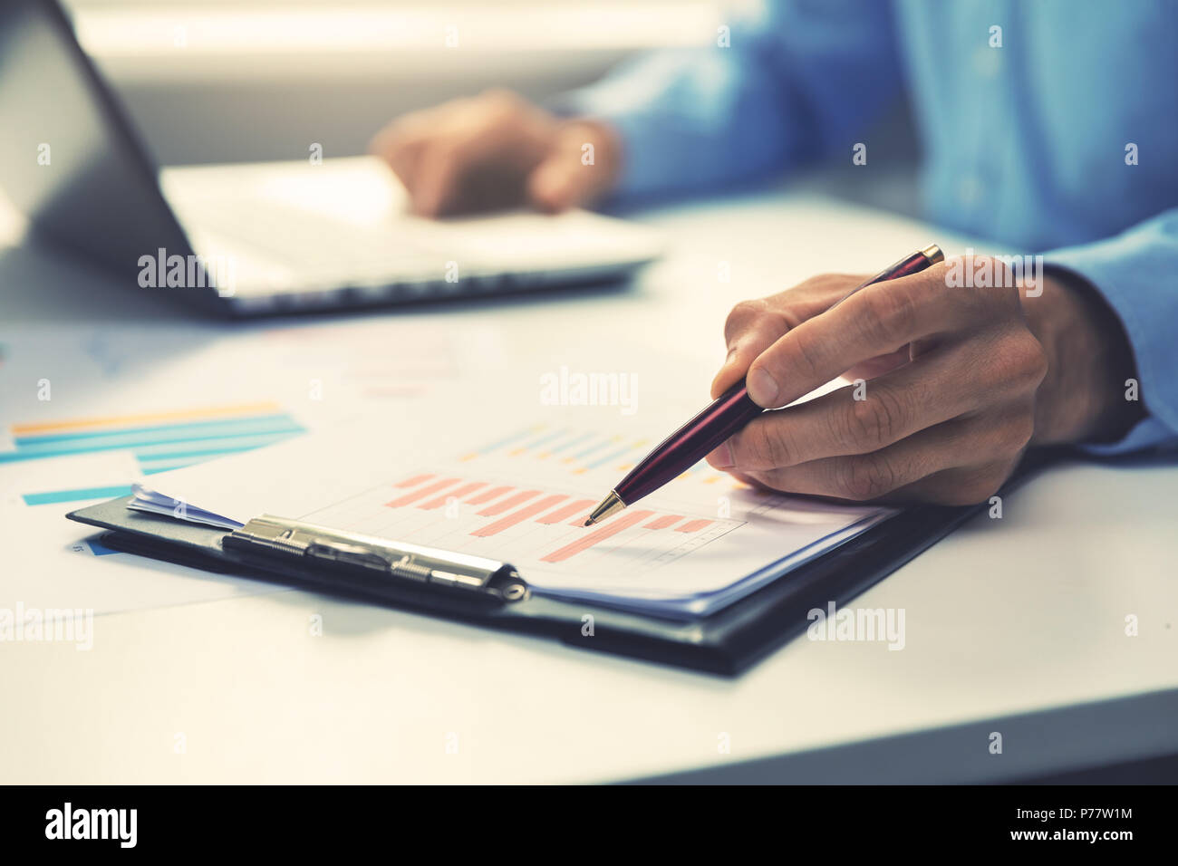 Portrait à la plume sur le rapport administratif annuel graphique Banque D'Images