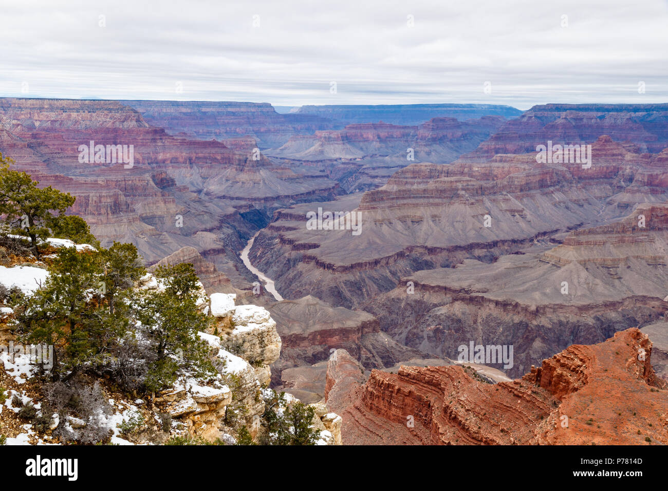 Vue hivernale du Grand Canyon de la rive sud à l'ouest. Pare neige l'éperon rocheux de la falaise voisine ; le fleuve Colorado est ci-dessous. Banque D'Images