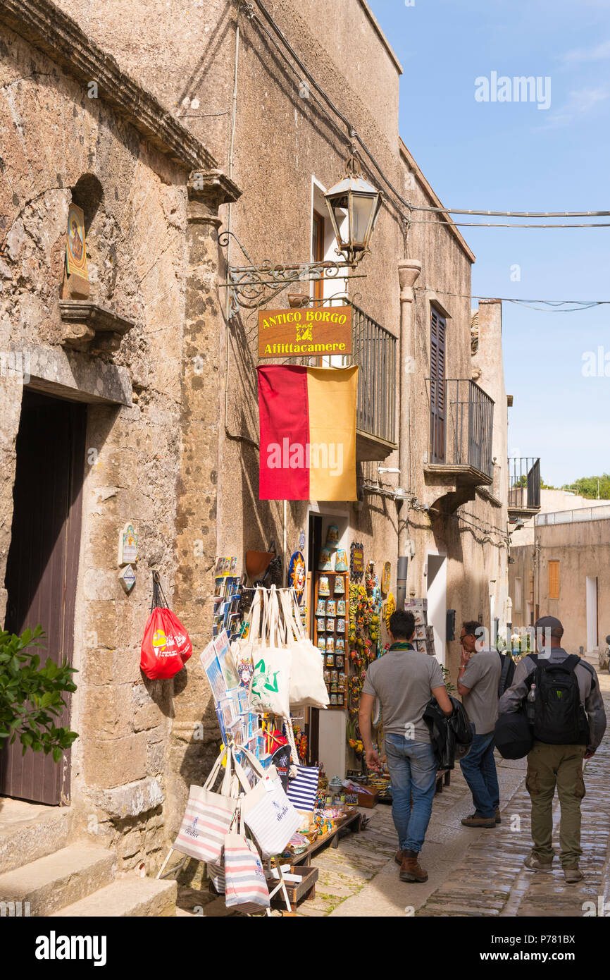 Italie Sicile ville médiévale fortifiée Erice sur Monte San Giuliana cult Venus Erycina Antico Borgo Agriturismo sacs souvenirs souvenirs scène de rue Banque D'Images