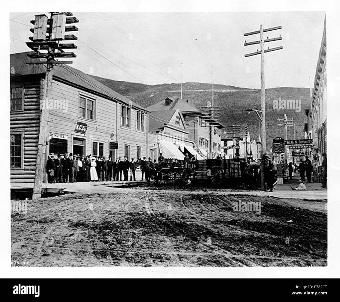 . Anglais : Northern Store et la coopération commerciale, scène de rue, Dawson, Territoire du Yukon, n.d. Anglais : Au verso de l'image : 475996, N.C. Le magasin et la Scène de rue, Dawson (sujets) LCTGM : rues--Territoire du Yukon--Dawson ; commerces & boutiques--Territoire du Yukon--Dawson ; les portraits de groupe Sujet (LCSH) : Société commerciale du Nord . Date inconnue 10 Coopération commerciale nord's store et scène de rue, Dawson, Territoire du Yukon, nd (NOWELL 247) Banque D'Images