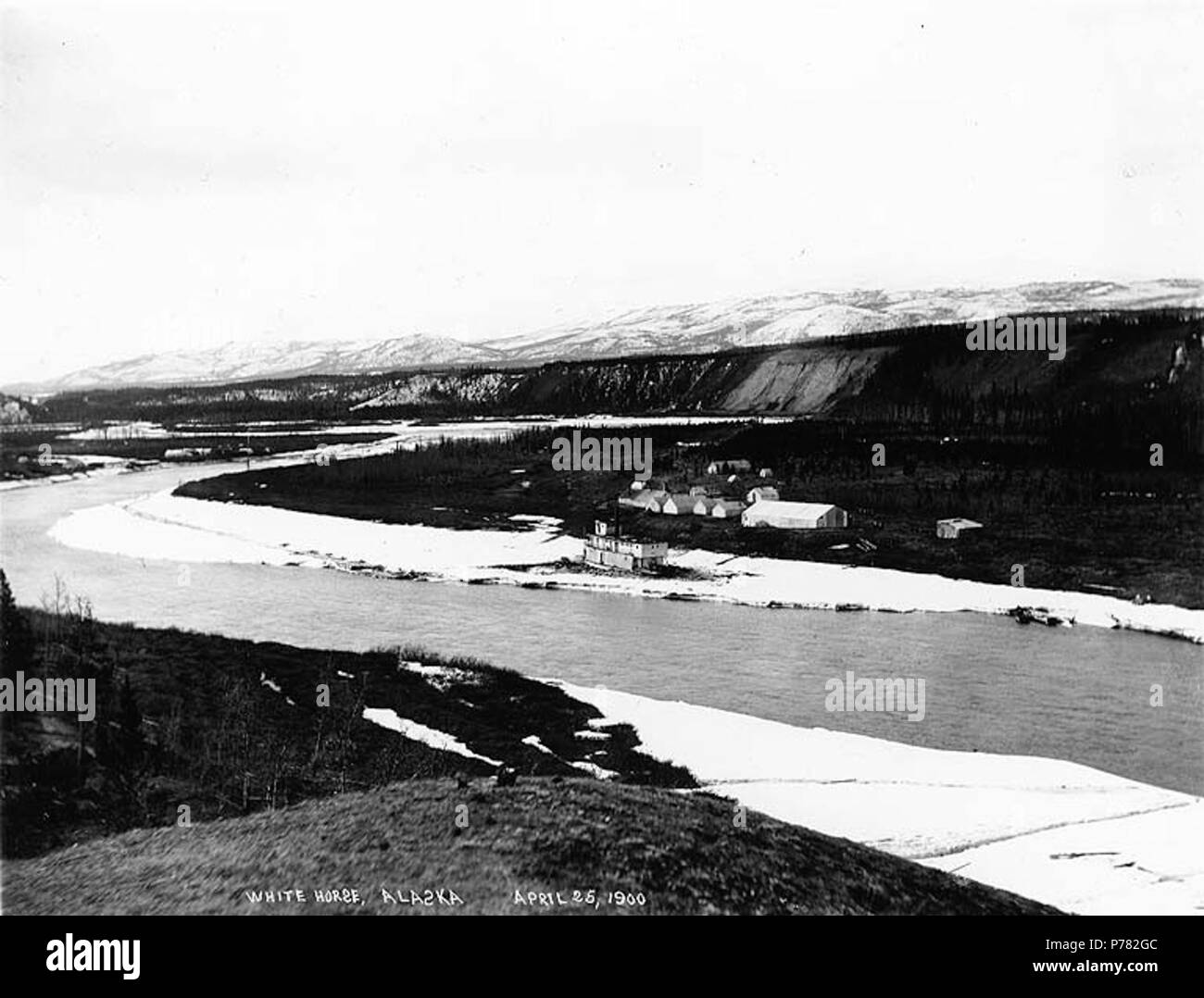 . Anglais : vue panoramique de Whitehorse, sur le fleuve Yukon, Territoire du Yukon, le 25 avril 1900. Anglais : Montre steamboat pris dans la glace le long de la rive de la rivière . Légende le droit : 'Cheval Blanc, de l'Alaska Le 25 avril 1900' de 4-partie panorama : Hegg 743A, 743B, Hegg Hegg 743C, Hegg 743D. Sujets (LCTGM) : Villes & villages--Yukon ; des rivières--Yukon Sujets (LCSH) : Whitehorse (Yukon) ; Yukon River (Yukon et l'Alaska) . 190010 Vue panoramique de Whitehorse, sur le fleuve Yukon, Territoire du Yukon, le 25 avril 1900 (330) HEGG Banque D'Images