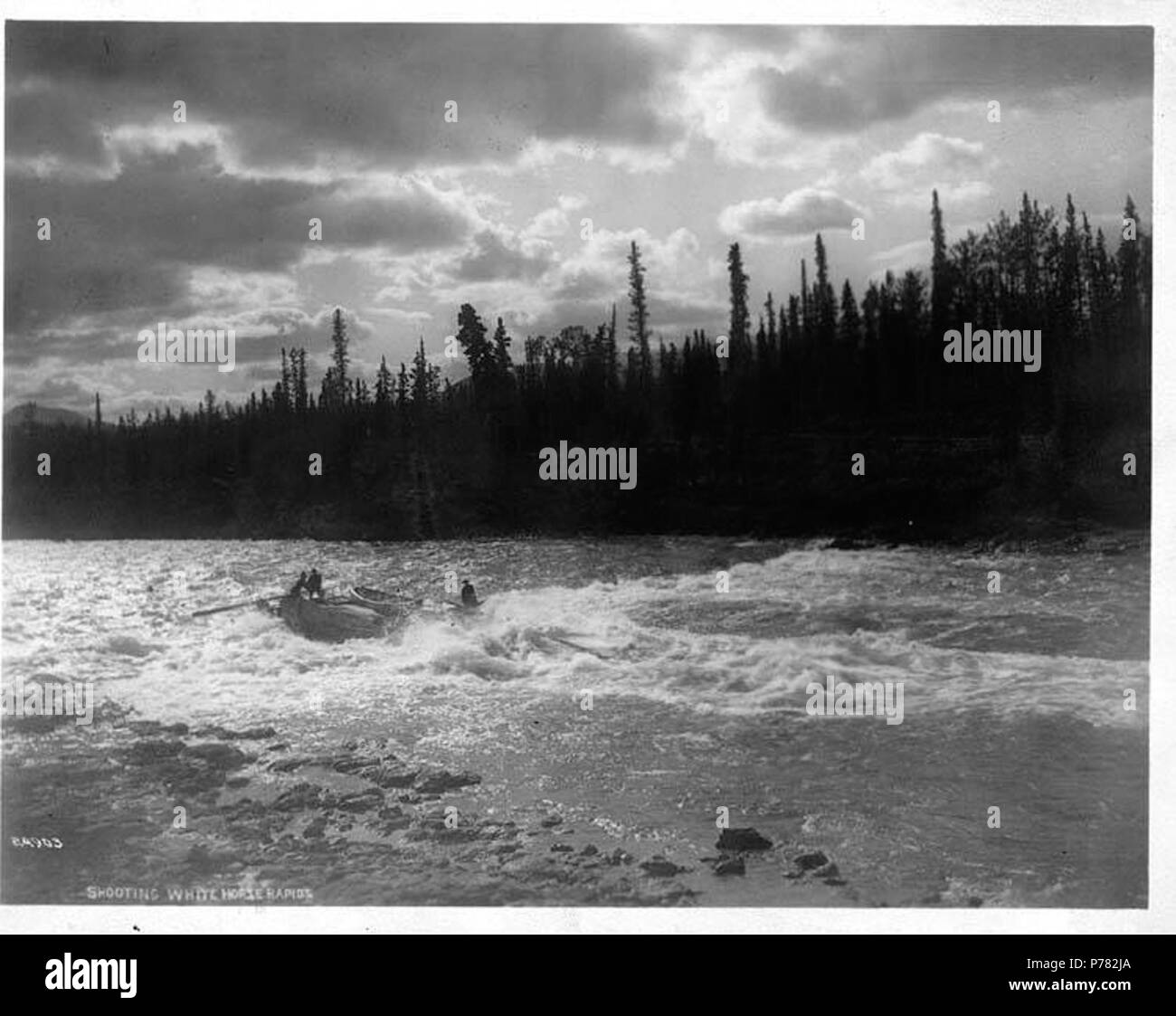 . Anglais : personnes en canoë dans les rapides de Whitehorse, Yukon River, n.d. Anglais : Légende sur l'image : le tir rapides. 24903 Sujets (LCTGM) : Rapids--Territoire du Yukon ; des rivières--Territoire du Yukon ; canots--Territoire du Yukon - Whitehorse Rapids Sujets (LCSH) : rapides de Whitehorse (Yukon) ; Yukon River (Yukon et l'Alaska) . Date inconnue 10 personnes en canoë dans les rapides de Whitehorse, Yukon River, nd (NOWELL 227) Banque D'Images