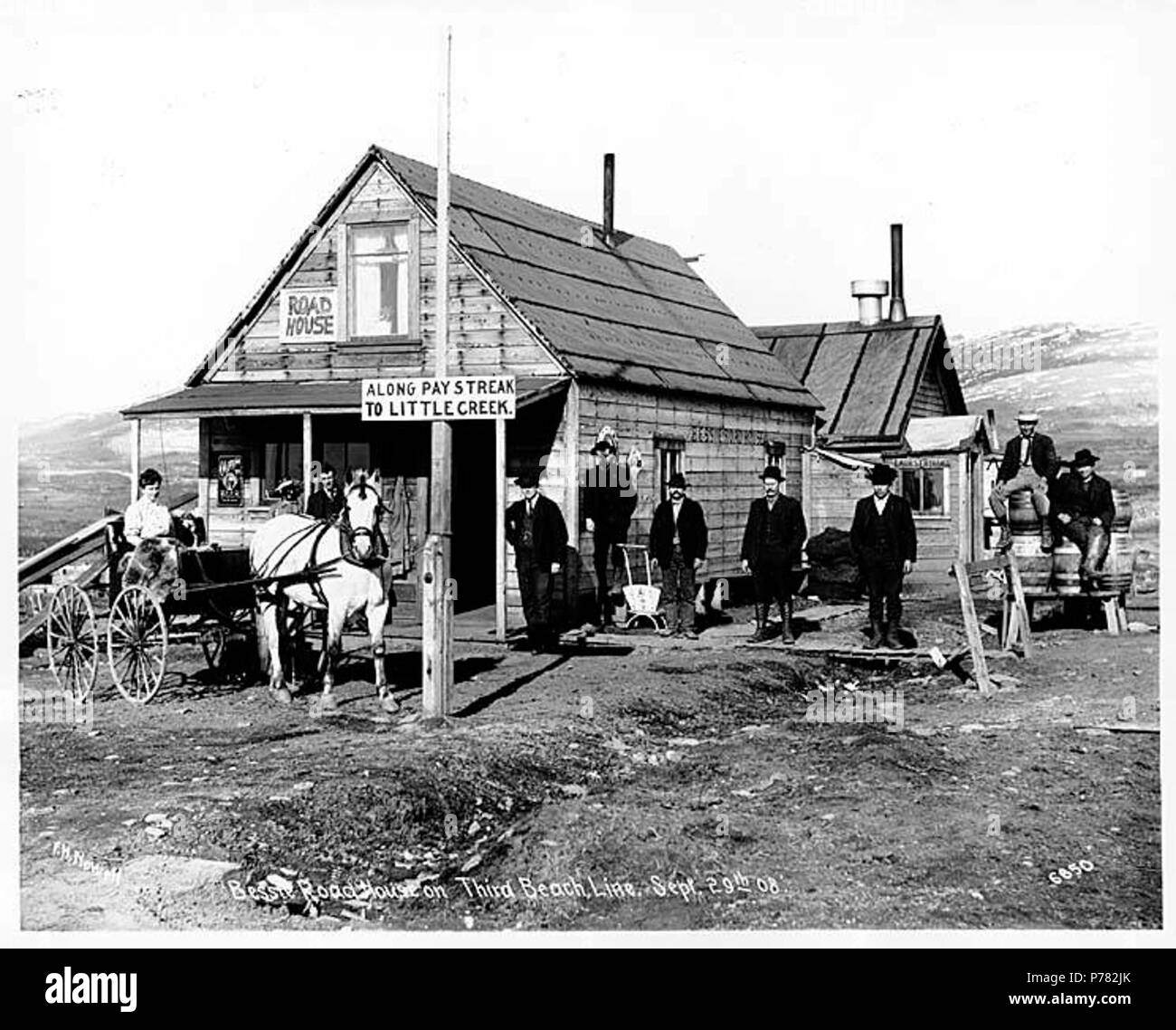 . Anglais : Les gens de l'extérieur, Bessie Roadhouse, avec l'Olympia beer sign et entrée des femmes, troisième ligne de plage, le 29 septembre 1908 . Anglais : Légende sur l'image : Bessie Road House sur la troisième ligne de plage, 29 septembre 08. F.H. Nowell, 6650 Bessie Roadhouse en troisième ligne de plage, Sept 29, 1908 sujets (LCTGM) : hôtels--Alaska ; Chariots et wagons--Alaska ; les portraits de groupe Sujet (LCSH) : Bessie Roadhouse (Alaska) ; Relais--Alaska . 1908 10 personnes à l'extérieur de Bessie Roadhouse, avec l'Olympia beer sign et entrée des femmes, troisième ligne de plage, le 29 septembre 1908 (NOWELL 218) Banque D'Images