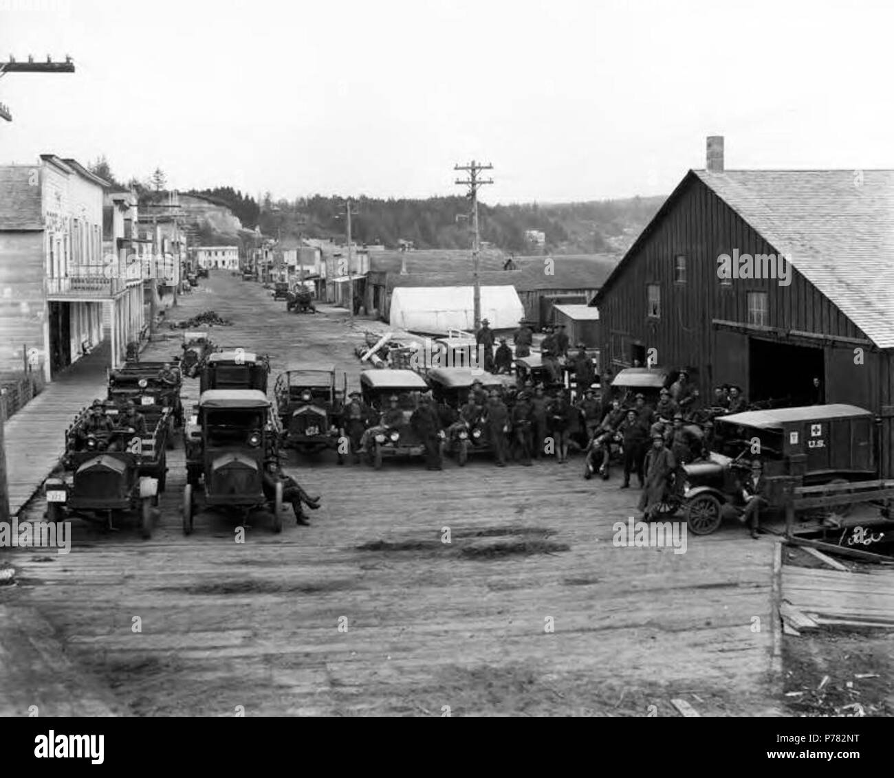 . Anglais : Pierce-Arrow truck et gués en ville, Warren, peut-être en compagnie de l'épinette Yaquina, ca. 1918 . Anglais : Légende sur l'image : PH Coll 132 516,5478 durant la Première Guerre mondiale, le gouvernement des États-Unis a créé la Division de la production de l'épinette dans le nord-ouest du Pacifique afin d'obtenir rapidement l'accès aux arbres de l'épinette d'être utilisées dans la construction des avions. La Division de la production de l'épinette a été créé en réaction à une pénurie en main-d'œuvre dans le nord-ouest en raison d'une grève en 1917 dirigé par l'International Workers of the World. Le Lieutenant-colonel Brice P. disque a été chargé de l'effort, qui Banque D'Images