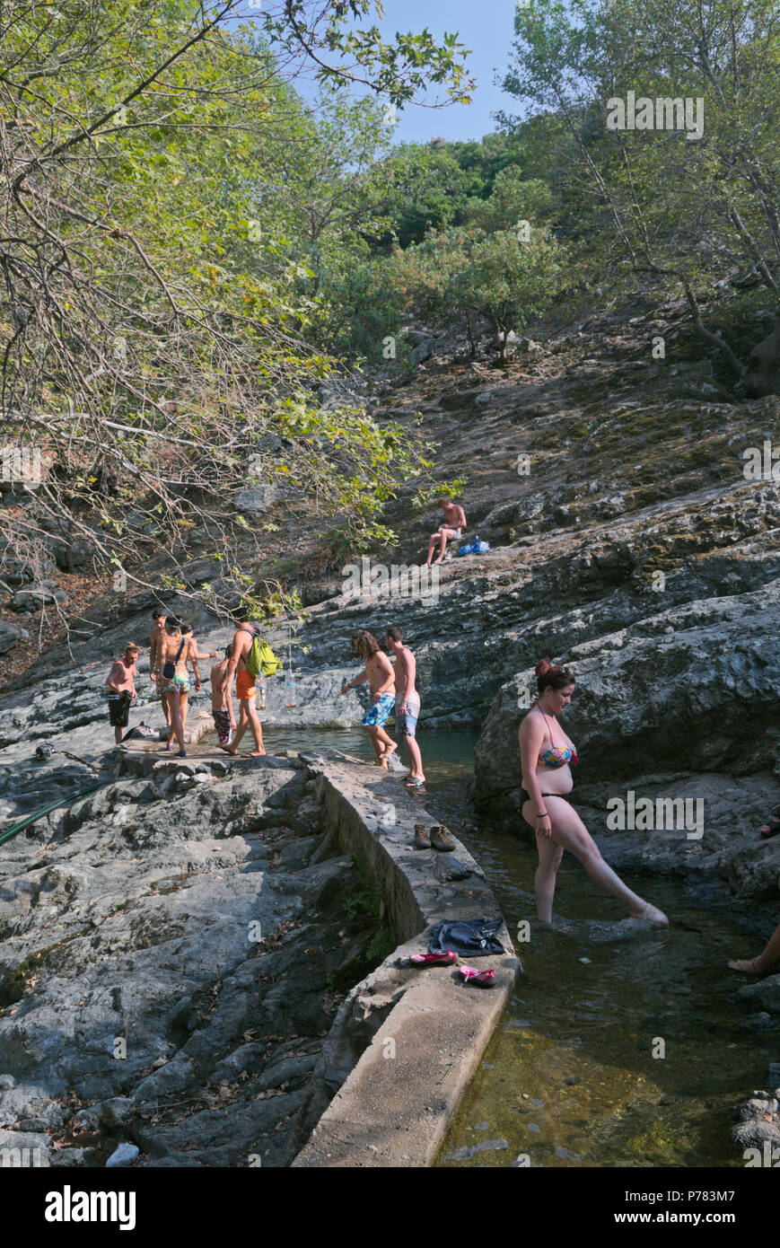 Les jeunes baigneurs en Samothraki Fonia rivière, île, Grèce Banque D'Images
