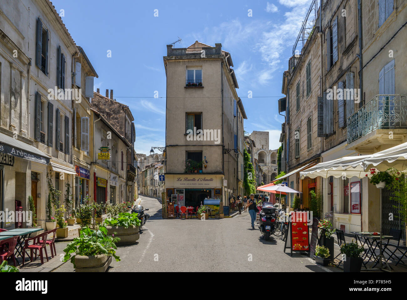 Arles, France - 16 juin 2018 : les touristes sur la rue du centre historique d'Arles, une ancienne ville romaine, située dans le sud de la France en pro Banque D'Images