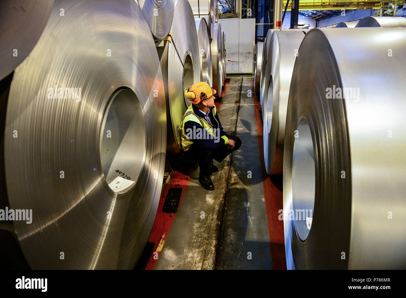 Un travailleur inspecte les rouleaux de l'acier à Tata Steel's Wednesbury site en Willenhall, Wolverhampton. Tata Steel les travailleurs ont approuvé l'accord de l'entreprise avec les syndicats sur l'emploi, des investissements et de la production dans le cadre de la joint-venture avec l'entreprise allemande thyssenkrupp. Banque D'Images