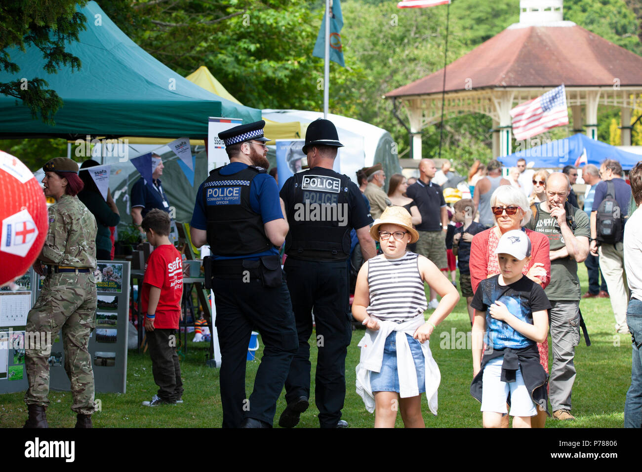 Un agent de police et patrouille PCSO les motifs d'Alexandra Park pendant une journée des forces armées de cause, hastings, East Sussex, UK Banque D'Images