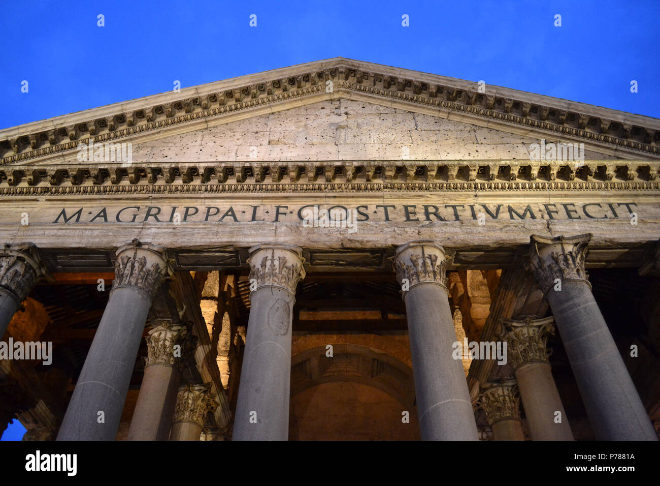 Close up d'inscription sur le Panthéon romain proclamant "Il a été construit par Marcos Agrippa dans son troisième consulat", Rome, Italie Banque D'Images