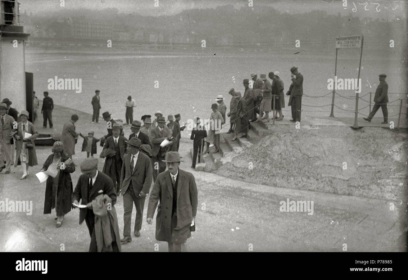 35 Grupo de personas en el embarcadero del Club Náutico de San Sebastián (3 de 5) - Fondo Car-Kutxa Fototeka Banque D'Images