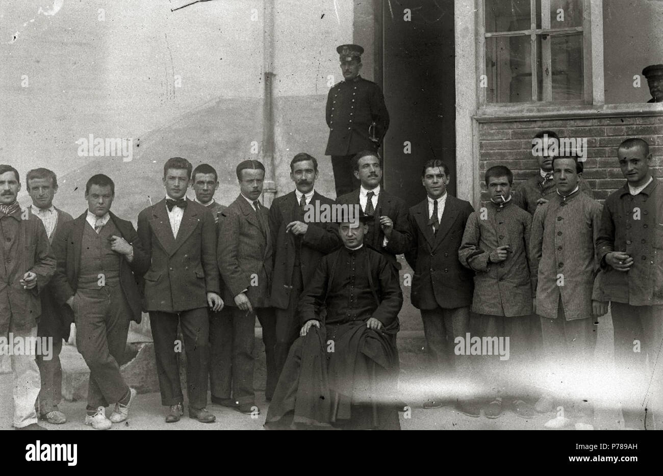 36 Grupo de presos y religiosas de la cárcel de Ondarreta, (1 de 2) - Fondo Car-Kutxa Fototeka Banque D'Images