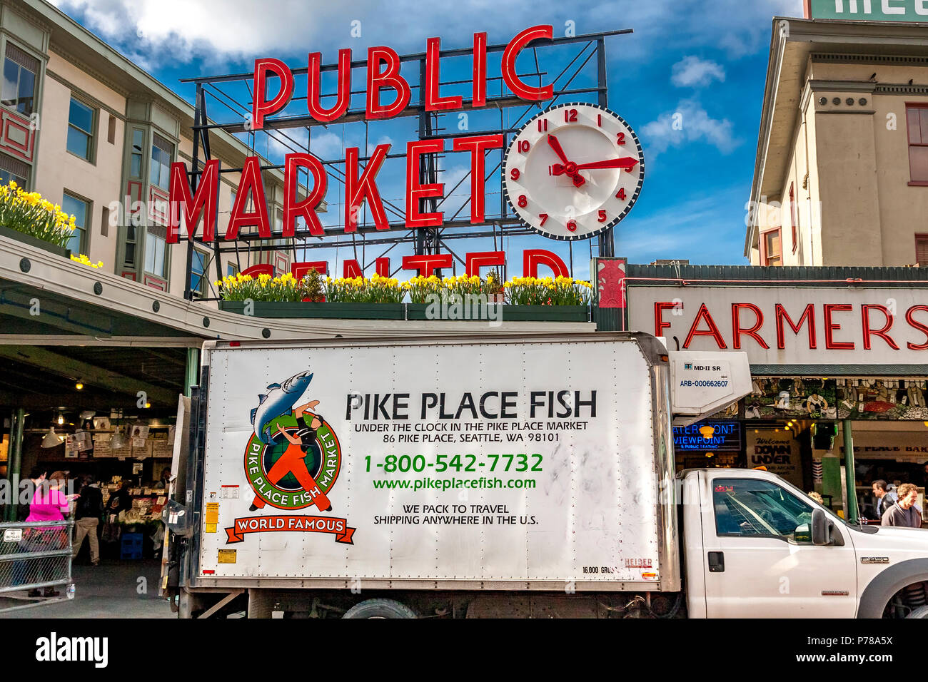 La publicité d'un camion stationné à l'extérieur du poisson de Pike Place Publique de Pike Place Market, Seattle, WA Banque D'Images