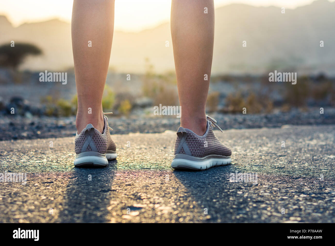 Femme en marche dans le désert, low angle view Banque D'Images