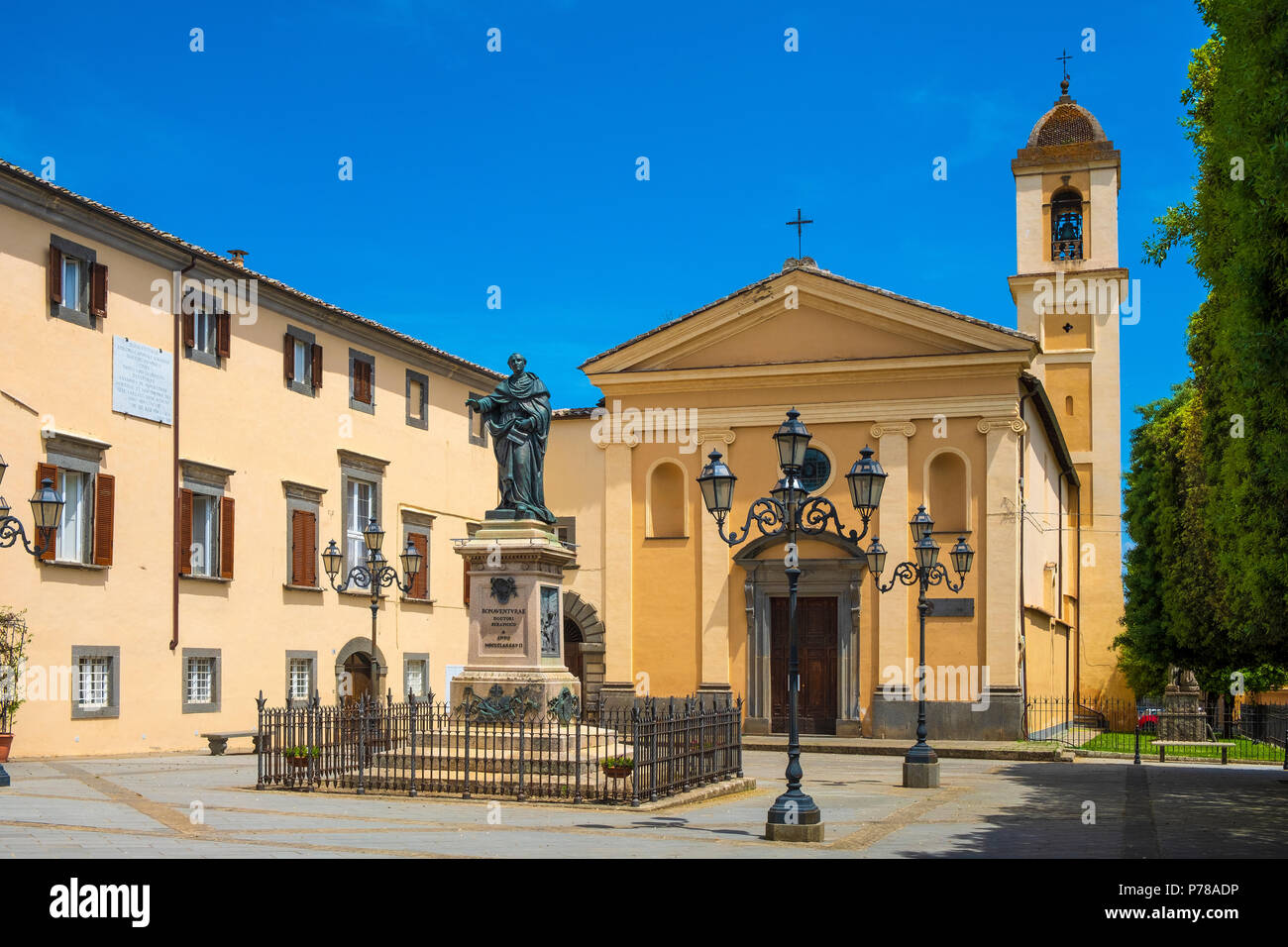 Bagnoregio, Latium / ITALIE - 2018/05/26 : l'église de l'Annonciation et de Saint Augustin statue dans le centre historique de la vieille ville, sur la Piazza Sant'Agostino s Banque D'Images