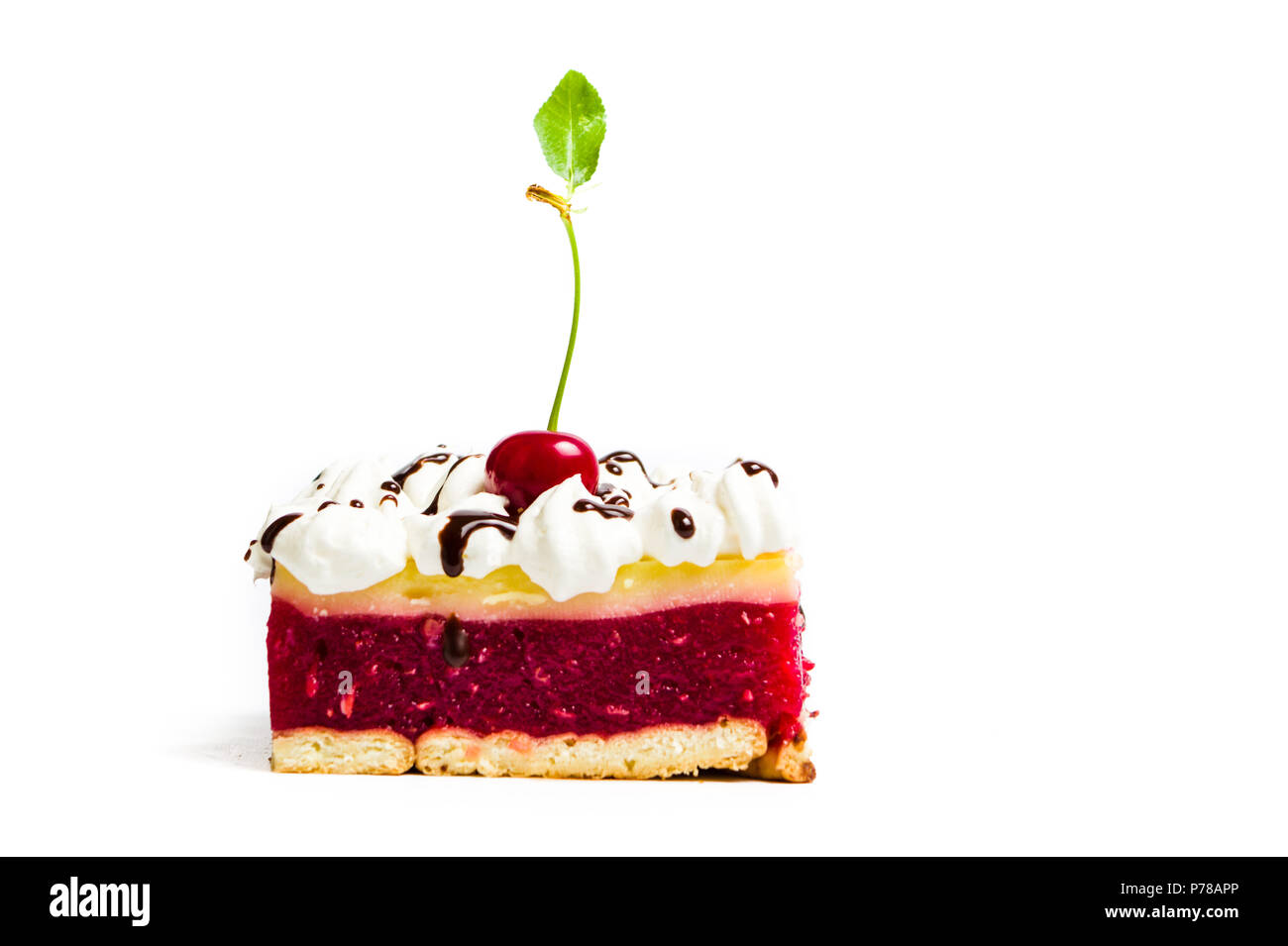 Gâteau aux fruits cerise avec de la crème sur une plaque Banque D'Images