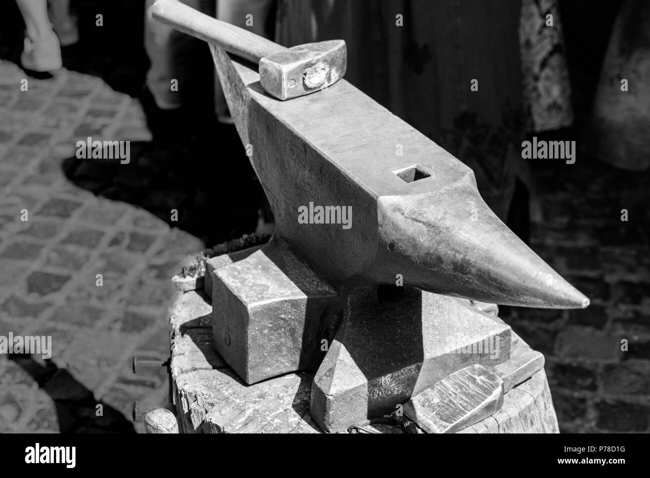 Marteau et enclume à partir d'une forge médiévale en noir et blanc, Allemagne Banque D'Images