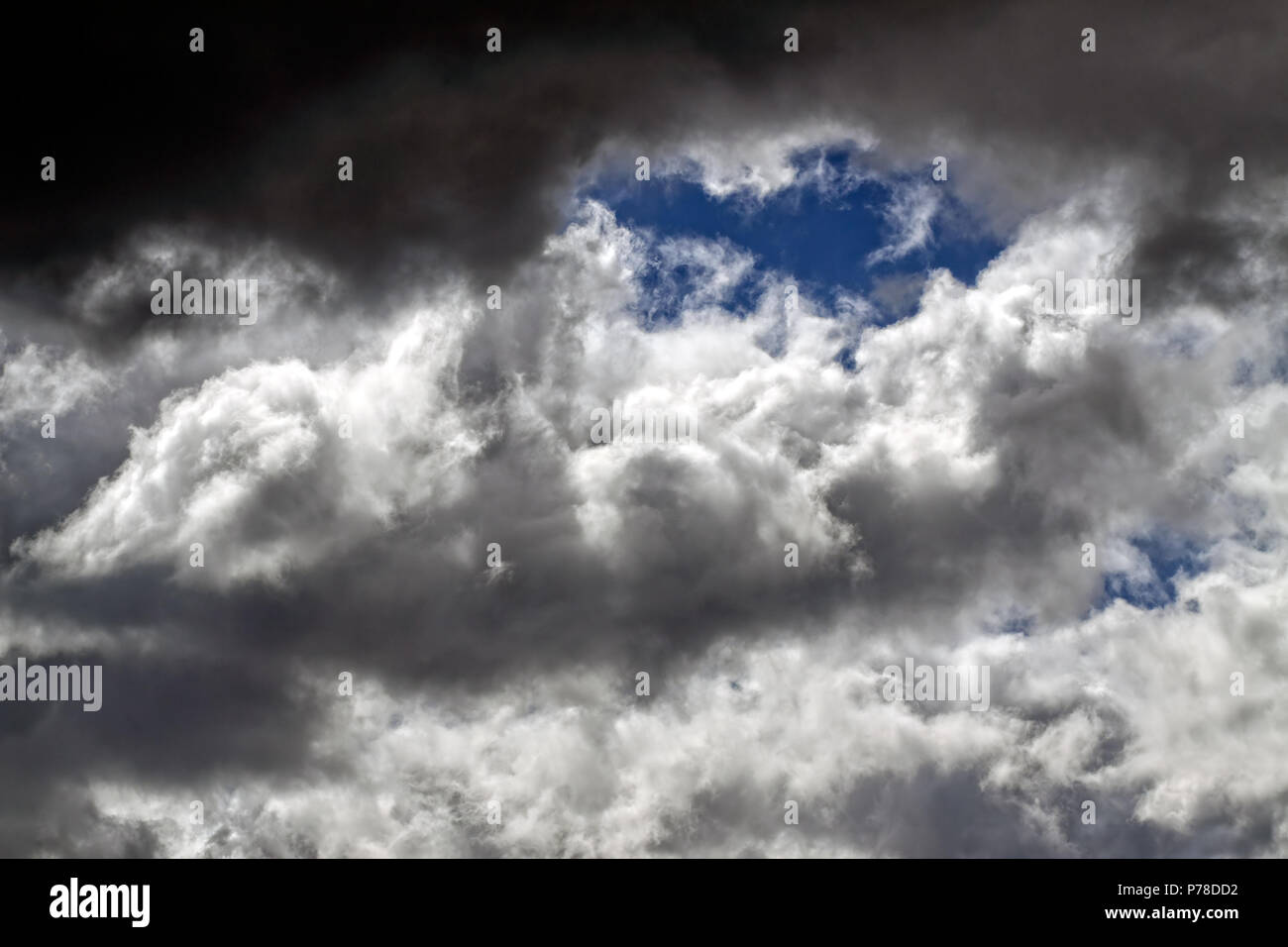 Une forte tempête de nuages avec un trou Banque D'Images