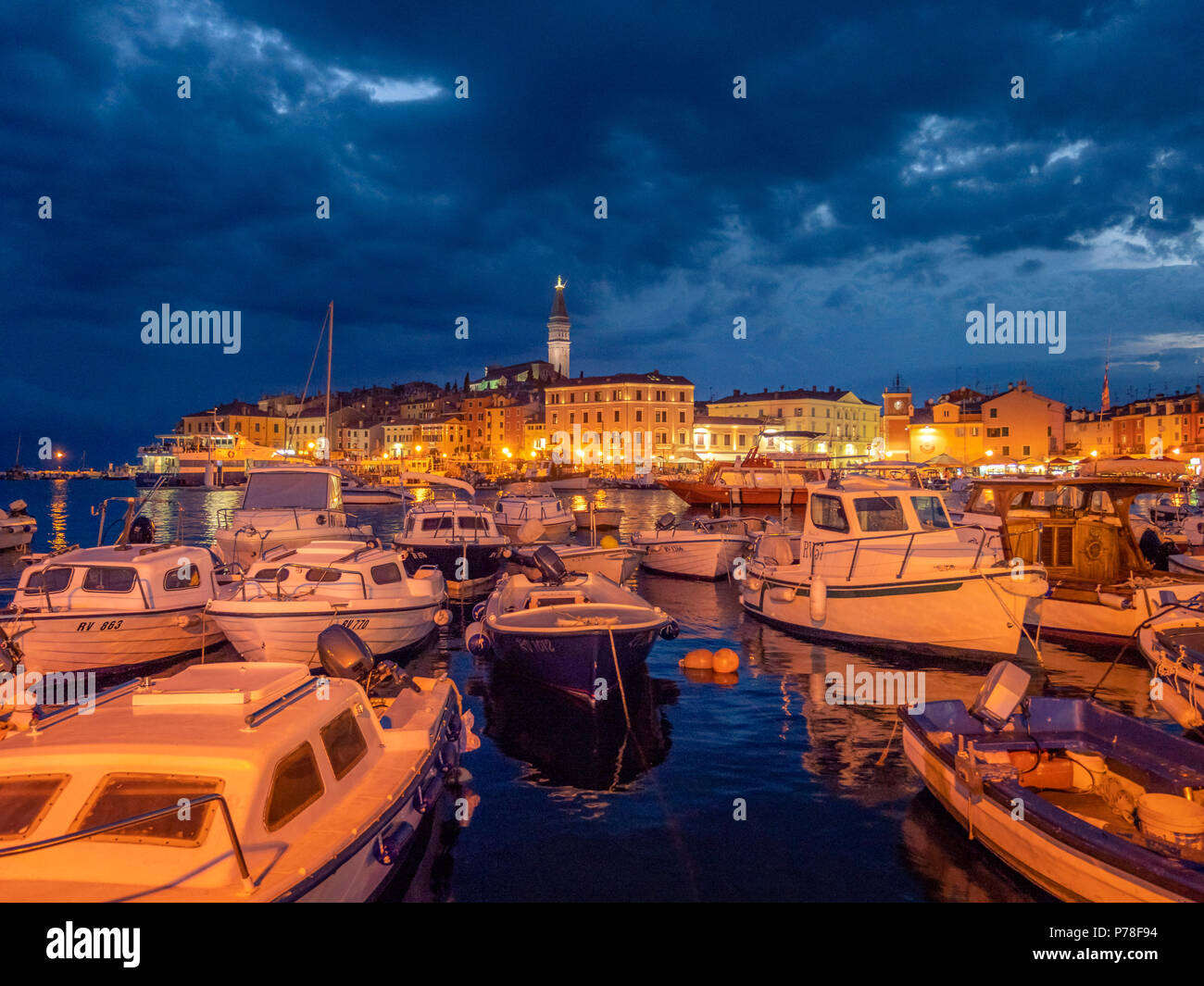 Vue sur le port de Rovinj la nuit, Istrie, Croatie, Europe Banque D'Images