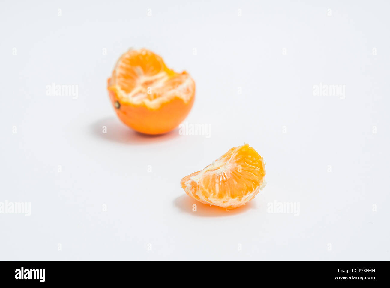 Mandarine, orange sur fond blanc Banque D'Images