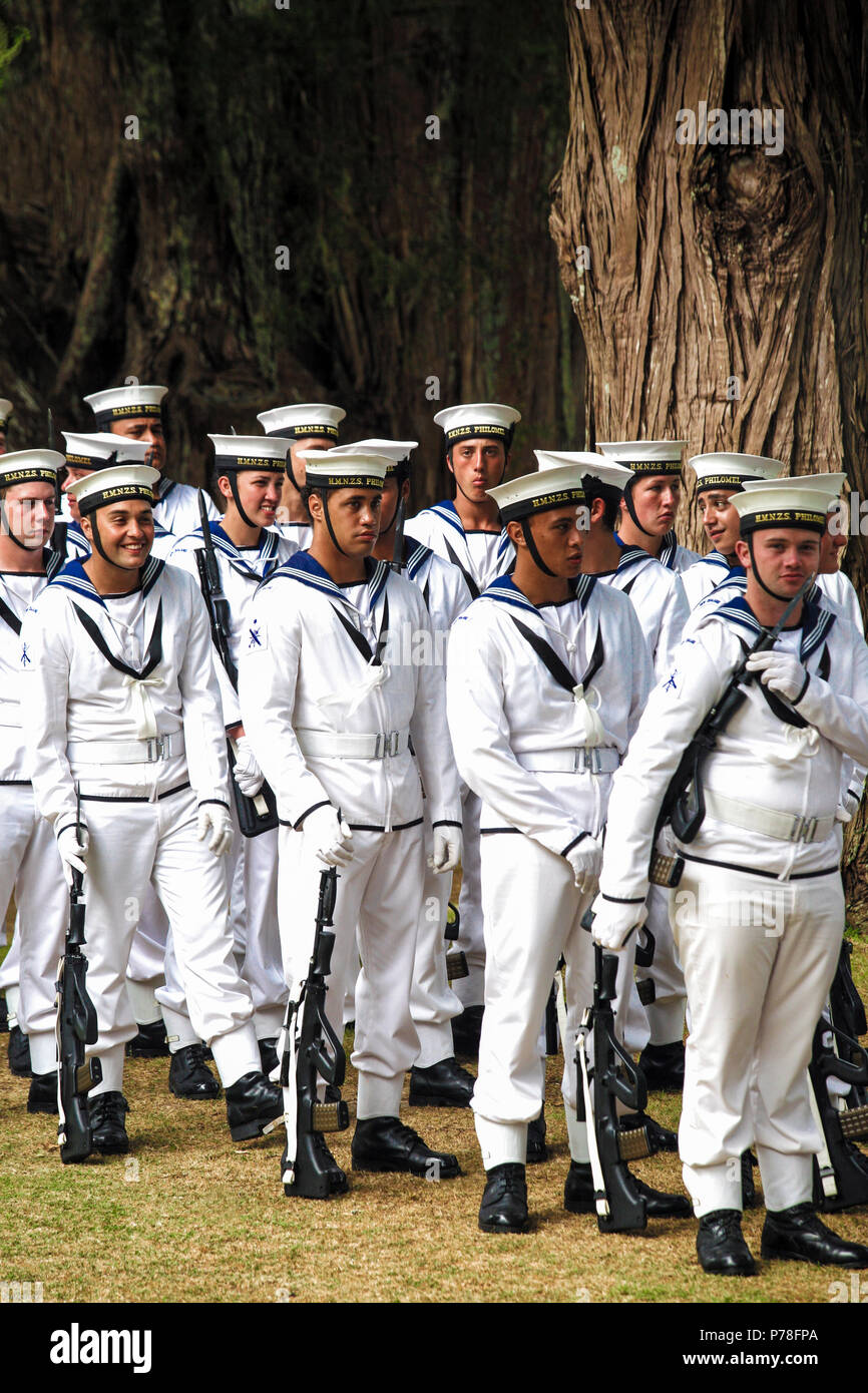 Royal New Zealand Navy marins détente à Waitangi Day à l'occasion des célébrations du site du Traité de Waitangi, Nouvelle-Zélande Banque D'Images