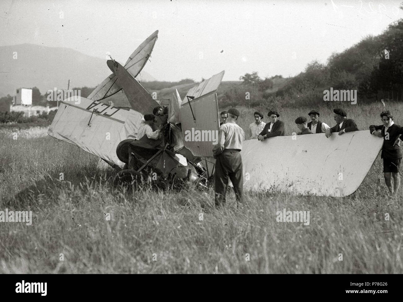 Español : Título original : Avioneta en accidentada descampado de l'ONU (2/5) Traçage : Guipúzcoa . 19308 accidentada Avioneta en un descampado (2 de 5) - Fondo Car-Kutxa Fototeka Banque D'Images