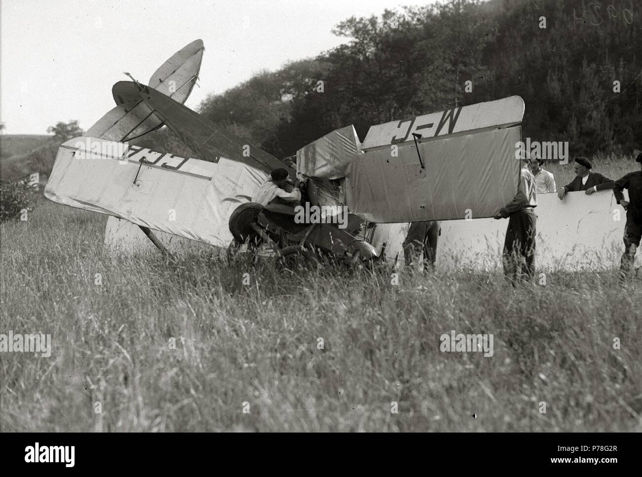 Español : Título original : Avioneta en accidentada descampado de l'ONU (1/5) Traçage : Guipúzcoa . 19308 accidentada Avioneta en un descampado (1 de 5) - Fondo Car-Kutxa Fototeka Banque D'Images