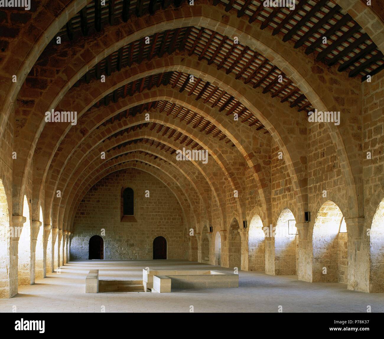 Monastère de Santa Maria de Santes Creus. Abbaye cistercienne. Dortoir, 1191. Arcades ogivales. La Catalogne. L'Espagne. Banque D'Images
