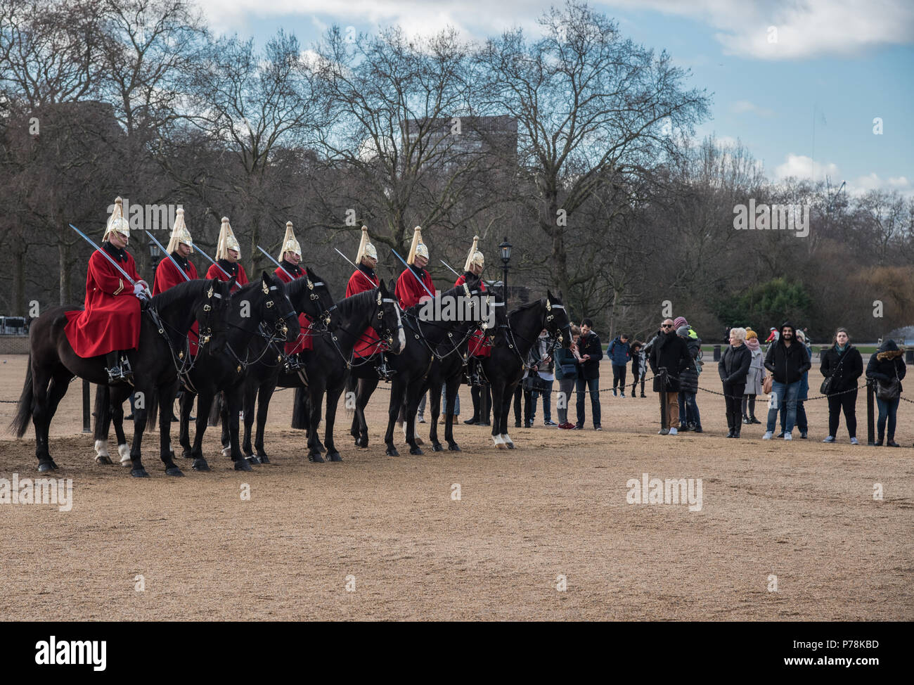 Londres, Royaume-Uni - 18 janvier 2018 : Les membres de la Queens Royal Horse Guards habillés en uniforme rouge traditionnelle, sur les chevaux, équitation à la chan Banque D'Images