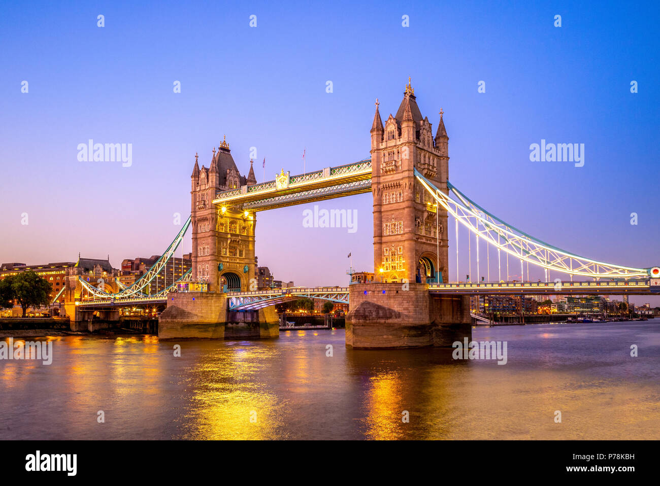 Vue de nuit sur le Tower Bridge à Londres, Royaume-Uni Banque D'Images