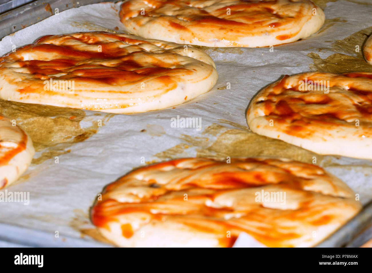 Mini pizza sur une plaque de cuisson, image de fond Banque D'Images