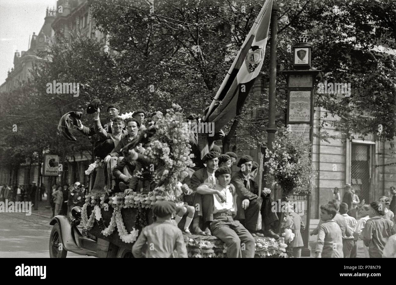 59 de la Tripulación trainera San Pedro 'Aita Sanpedrukua' celebrando la Victoria de la Bandera de la Concha (1 de 3) - Fondo Car-Kutxa Fototeka Banque D'Images